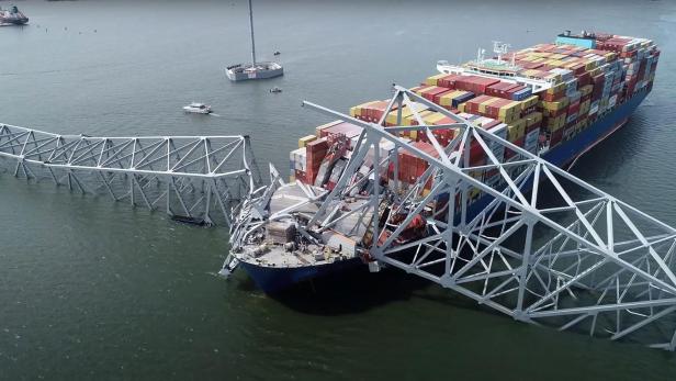 Containerschiff kollidiert mit Brücke in Baltimore