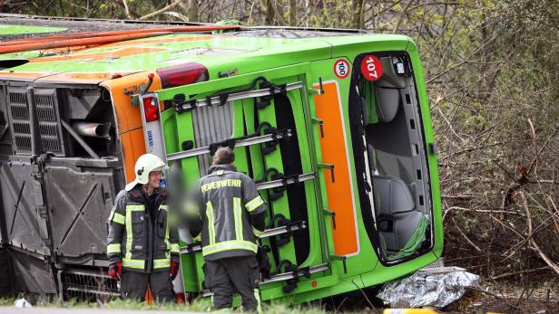4 Tote bei schwerem Bus-Unfall: Streit zwischen Fahrern als Ursache?