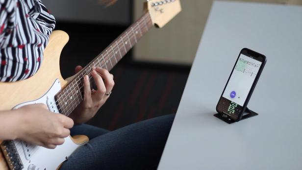 Mittels App bringt Fretello Nutzern auf der ganzen Welt das Gitarrespielen bei.