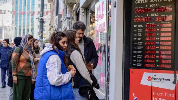 Eine Wechselstube in Istanbul im März 2024: Die Türkische Lira verliert seit Monaten an Wert.