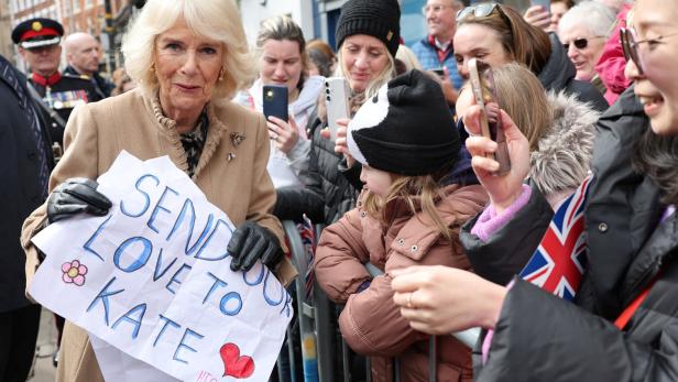 Plakate für Kate: Königin Camilla nahm Genesungswünsche entgegen
