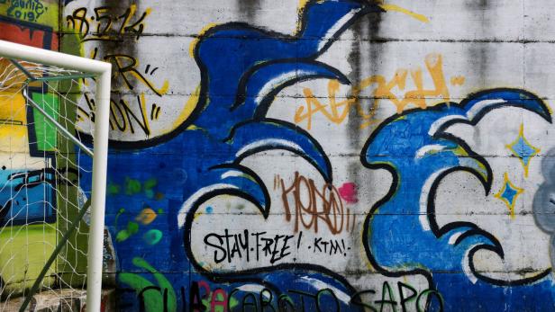 Wien, Nö: Tirol: 15-Jährige verursachen 75.000 Euro Schaden durch Graffiti