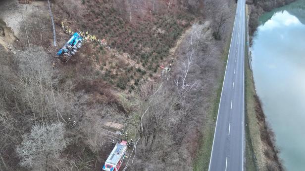 Kran-Lkw stürzt von Autobahn A10: Fahrer tot