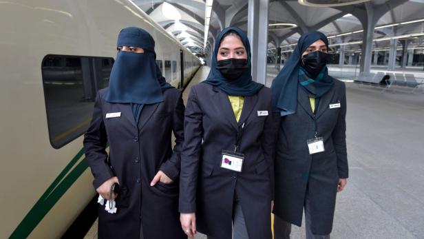 Erst seit Kurzem dürfen Frauen in Saudi-Arabien Jobs annehmen wie Schaffnerin oder Kellnerin.