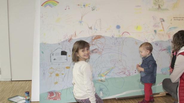 Junge und jüngste Besucherinnen und Besucher zeichneten gern auf die letzte Seite des Riesen-Buches