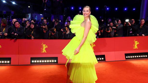 Toni Garrn in einem auffälligen, gelben Kleid auf dem roten Teppich der Berlinale.