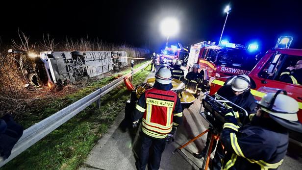 Erneut schwerer Busunfall in Deutschland: Medizinischer Notfall beim Fahrer