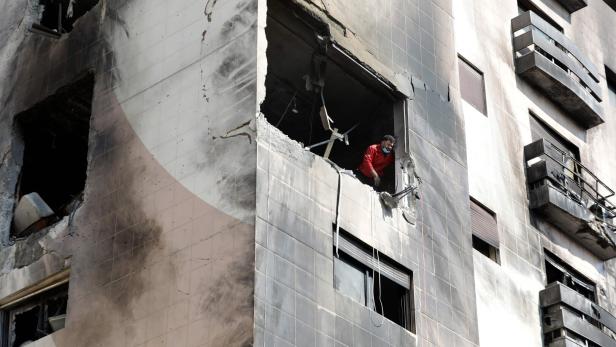 Auch vor einer Woche gab es Angriffe: Ein Mann überprüft hier die Schäden in einer Wohnung in einem Wohnhaus, das Berichten zufolge am 21. Februar 2024 von israelischen Luftangriffen im Stadtteil Kafr Sousa der syrischen Hauptstadt Damaskus betroffen war.