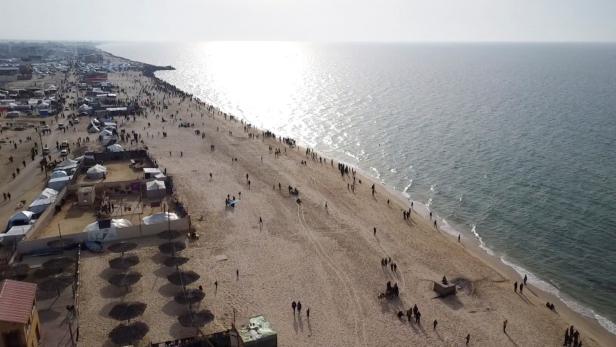 Hoffen auf Hilfe am Strand von Gaza
