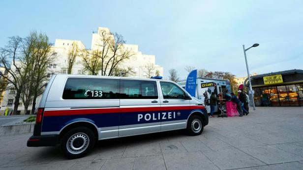 Polizei-Wagen steht am Reumannplatz in Wien Favoriten zum Start des Waffenverbots