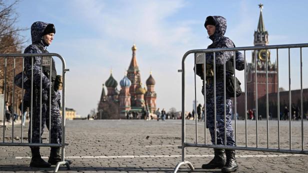 Russische Soldaten stehen vor dem Kreml
