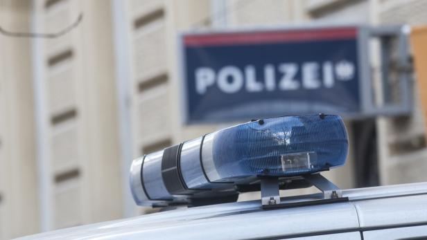 14-Jähriger fuhr mit gestohlenem Pkw in Wien gegen Lichtmast und Baum