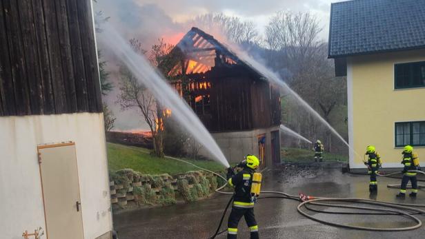 Wohnhaus und nebenliegendes Objekt mussten vor den Flammen geschützt werden