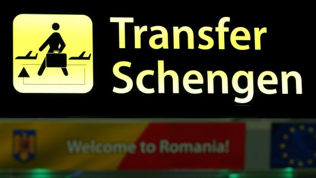 Symbolbild für den Schengenbeitritt von Rumänien: Schild in rumänischem Flughafen mit "Transfer Schengen"