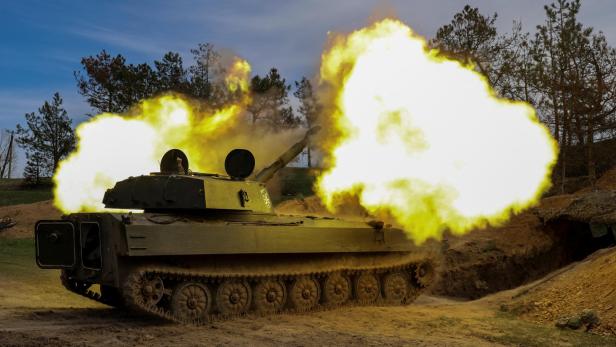 Ukrainischer Panzer feuert auf russische Truppe