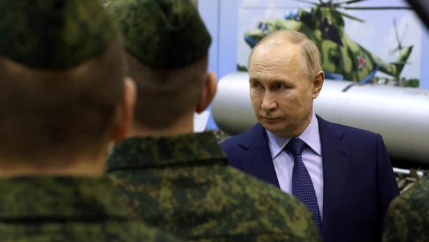 Putin steht vor versammelten russischen Soldaten, im Hintergrund ein Hubschrauber