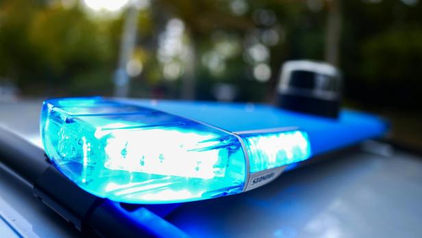 Symbolbild für Polzei-Einsatz: leuchtendes Polizei-Blaulicht