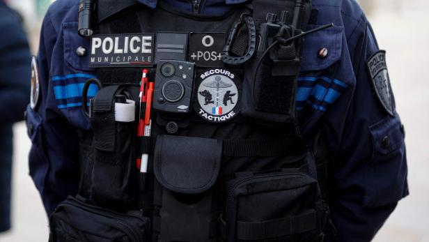Symbolbild Polizei in Frankreich. Polizist in Uniform steht gerade.