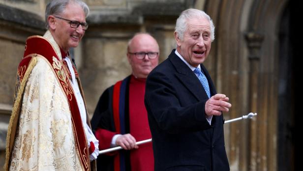 König Charles lacht bei Ostermesse scherzend in die Kamera