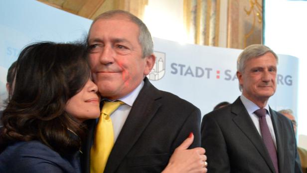 Schaden genießt die Wiederwahl als Salzburger Bürgermeister und umarmt seine Frau. ÖVP-Herausforderer Preuner ist ein fairer Verlierer.