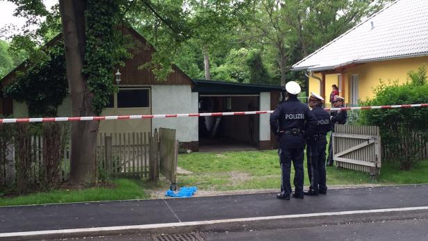 Tatort in Aspern: Polizisten vor dem Haus in der Böckingstraße.