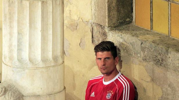 Bayern Munich&#039;s Mario Gomez looks on as he waits for a presentation in Riva del Garda, northern Italy July 4, 2013. REUTERS/Alessandro Garofalo (ITALY - Tags: SPORT SOCCER)
