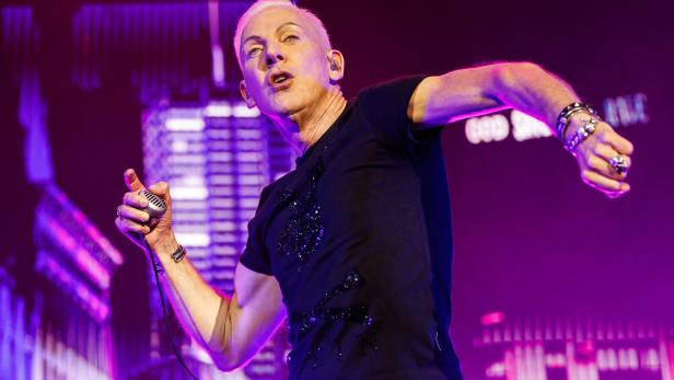 H.P. Baxxter ist der Frontmann von Scooter. Hier steht er mit Mikrofon auf der Bühne des Nova Rock Festivals 2023