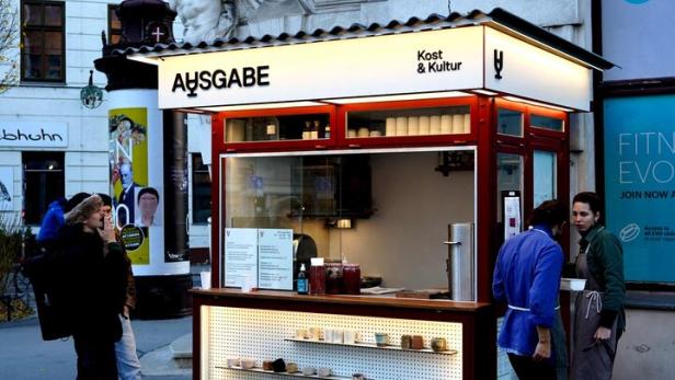 Ein Verkaufsstand „Ausgabe Kost & Kultur“ in der Porzellangasse in Wien.
