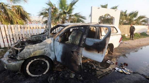 Zerstörtes Auto der WCK-Hilfsmitarbeiter nach dem Luftangriff im Gazastreifen