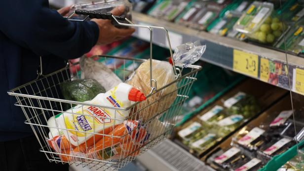 Inflation Symbolbild: Einkaufskorb mit Lebensmitteln im Supermarkt