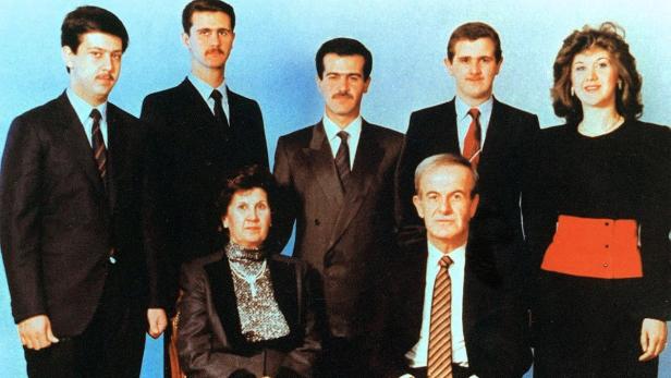 Syriens langjähriger Herrscher Hafis al Assad mit seiner Frau Anisa in den späten Neunzigerjahren. Dahinter die Kinder Maher, Bashar, Basil, Majd und Bushra (v. li. n. re.)