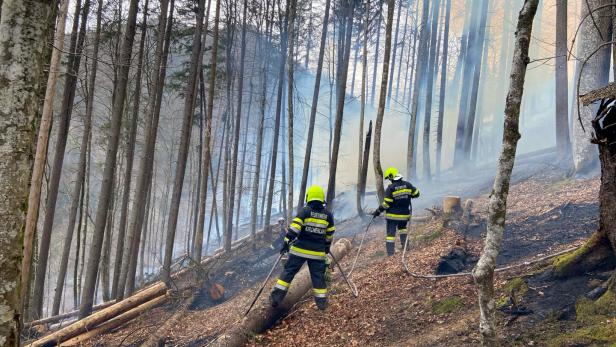 Waldbrände in Obersteiermark: Hubschrauber setzten Löschkräfte ab