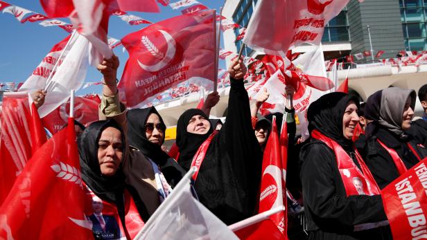 Anhängerinnen der Yeniden Refah Partei in Istanbul, am 24. März 2024.