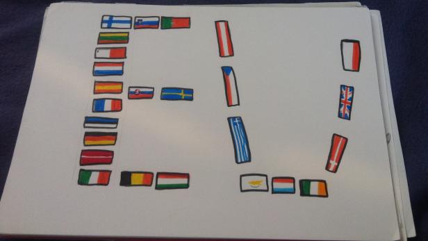 Und hier sind sämtliche EU Flaggen, liebevoll gemalt von der 13-jährigen Liv.