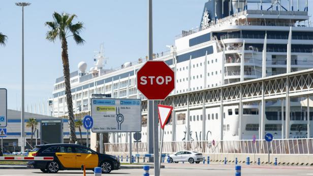 Gefälschte Visa: Kreuzfahrtschifft mit 1.500 Passagieren in Barcelona festgesetzt