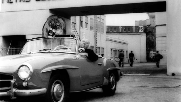 Alfred Hitchcock fuhr mit einem Mercedes-Cabrio aus dem MGM-Studi. Am Rücksitz saß Leo, der Löwe