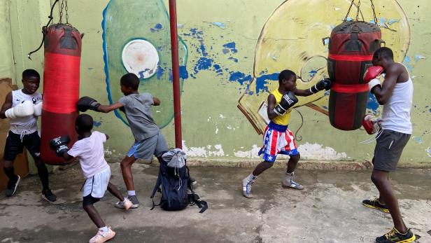 Halbwüchsige in eine Boxschule in Accra, Ghana