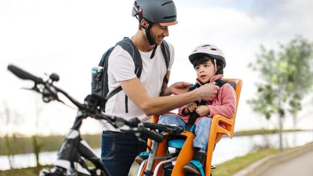 Kinder am Fahrrad: Anhänger oder Sitz, was ist sicherer?