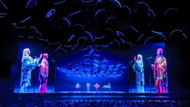 Es war eigentlich für drei Jahre angesetzt. Doch aufgrund des großen Erfolgs wurde das Hologramm-Konzert „ABBA Voyage“ auf unbestimmte Zeit verlängert 