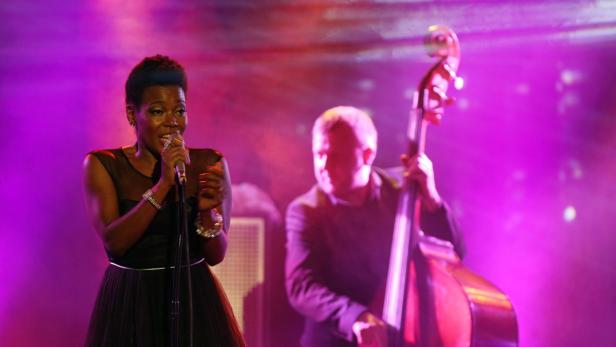 epa03658768 US jazz singer China Moses (L) performs during the Carthage Jazz Festival in Tunis, Tunisia, 11 April 2013. The Carthage Jazz Festival, which runs until 14 April, was launched in 2005 and now draws some of the most famous names in jazz from around the world. EPA/MOHAMED MESSARA