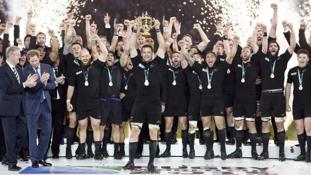 Kapitän Richie McCaw (Mi.) bekam von Prinz Harry (2. vo. li.) den WM-Pokal überreicht.