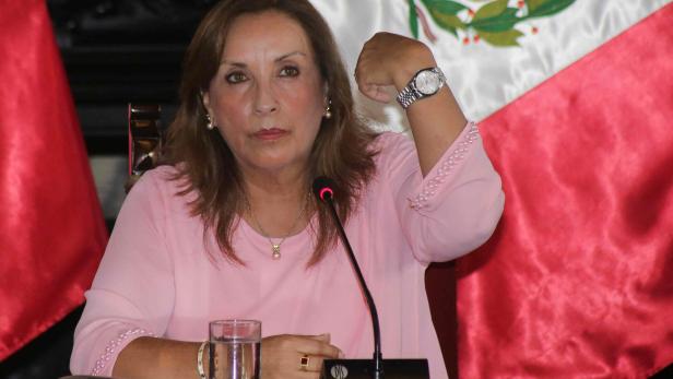 "Rolex-Affäre" in Peru: Übergangspräsidentin will Luxusuhren nur geliehen haben