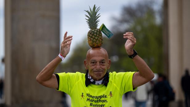 Mann will Halbmarathon mit Ananas auf dem Kopf laufen