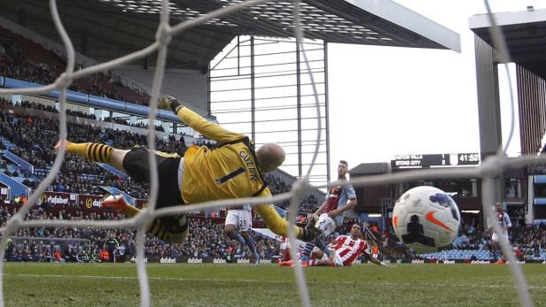 Aston-Villa-Goalie Brad Guzan kassierte vier Tore, am Bild das 1:3 durch N&#039;Zonzi.