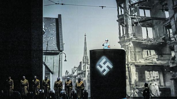 Mit dem Hitler-Hammer: Die große Gröflatz-Show im Burgtheater