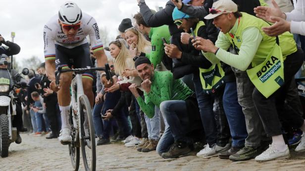 Paris-Roubaix: Weltmeister Van der Poel schreibt Rad-Geschichte