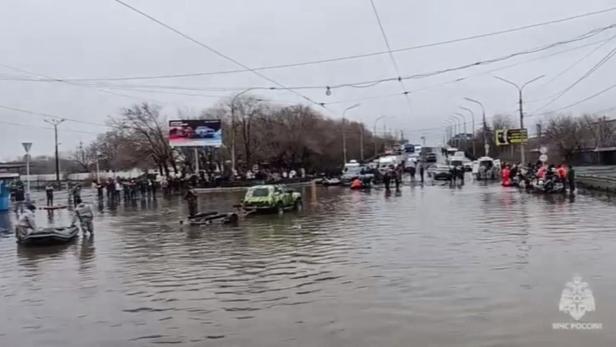 Flut am Ural: Mehr als 10.000 Häuser in Russland überflutet