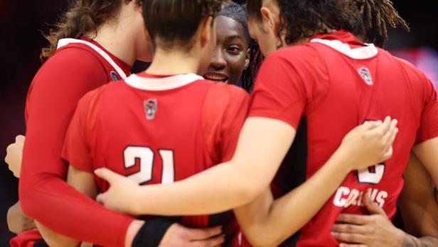 Frauen einer amerikanischen Basketballmannschaft umarmen sich.