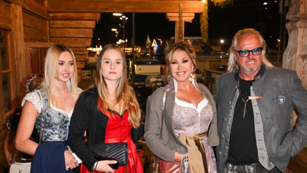 Davina Shakira Geiss, Shania Tyra Geiss, Carmen Geiss und Robert Geiss (2022, von links nach rechts)
