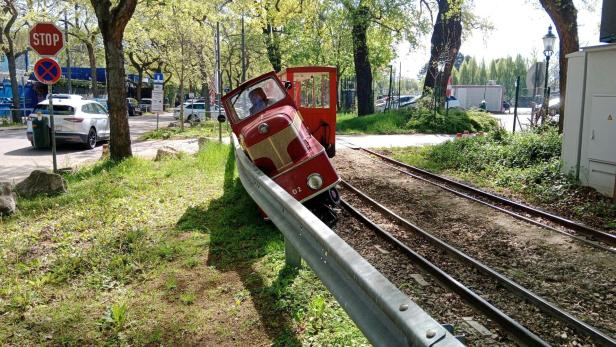 Lok der Liliputbahn im Wiener Prater entgleist: Eisenwinkel platziert